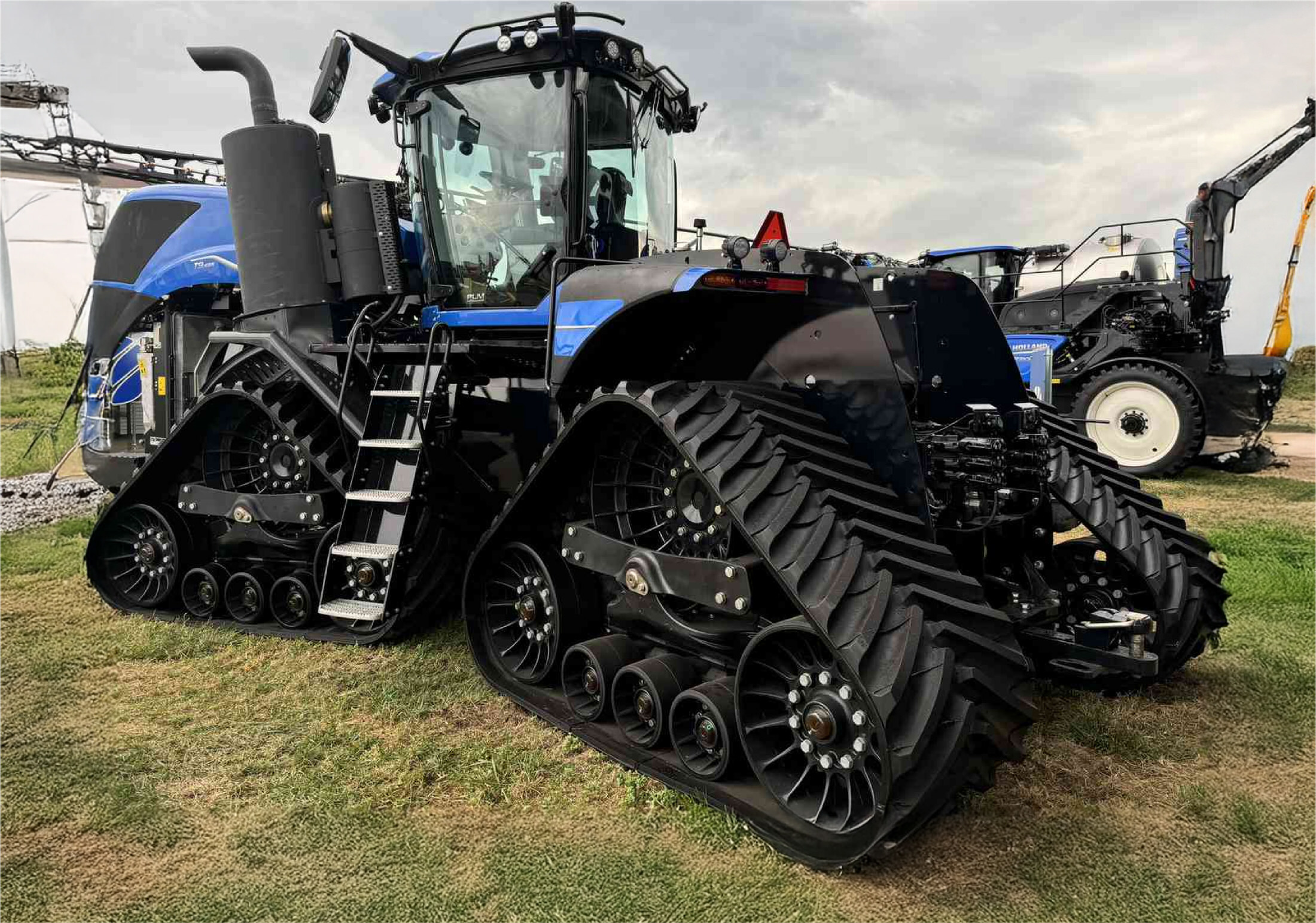 Blue Tractor Tracks@4x-100